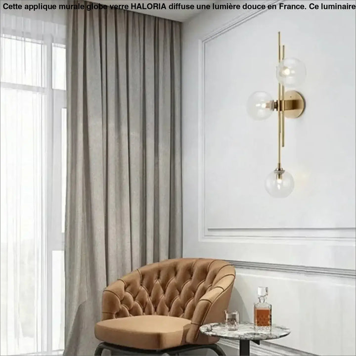 Applique murale globe en métal doré avec trois ampoules en verre clair pour un éclairage élégant murale globe verre haloria