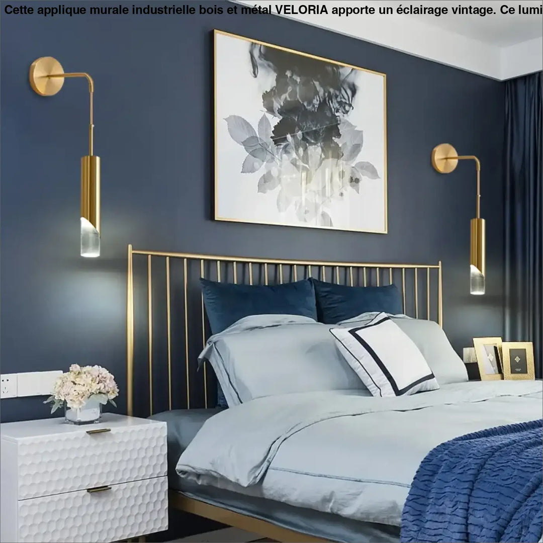 Lit métal doré à barreaux verticaux avec appliques murales industrielles bois et métal design vintage veloria
