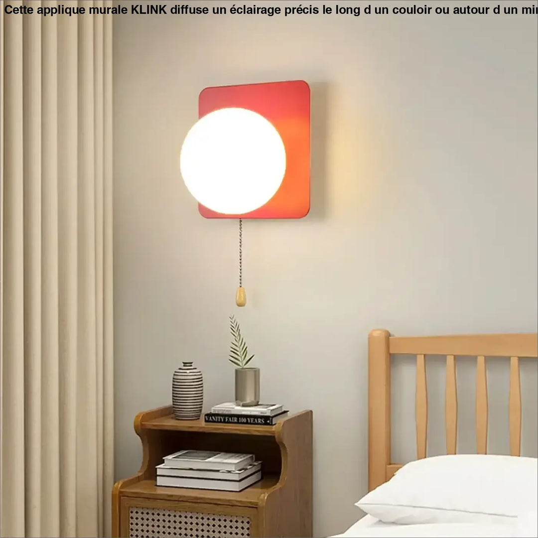 Applique murale klink moderne avec ampoule circulaire blanche lumineuse sur plaque carrée rouge-orange et chaîne à tirer