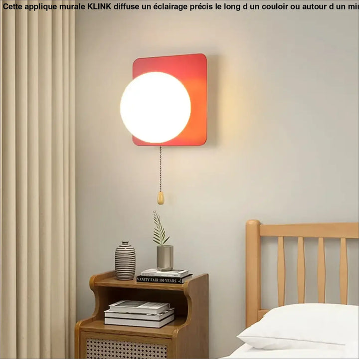 Applique murale klink moderne avec ampoule circulaire blanche lumineuse sur plaque carrée rouge-orange et chaîne à tirer