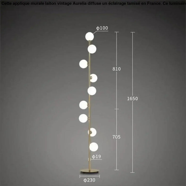 Applique murale laiton vintage aurelia avec huit globes en verre blanc sur une structure fine et haute en finition laiton