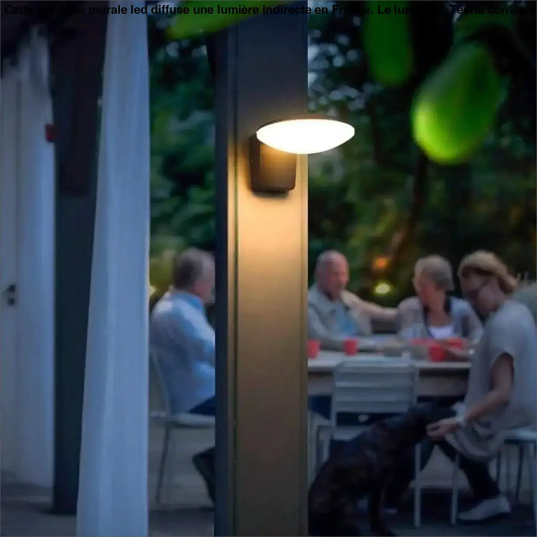 Applique murale led circulaire ton chaud fixée sur poteau sombre pour éclairage extérieur