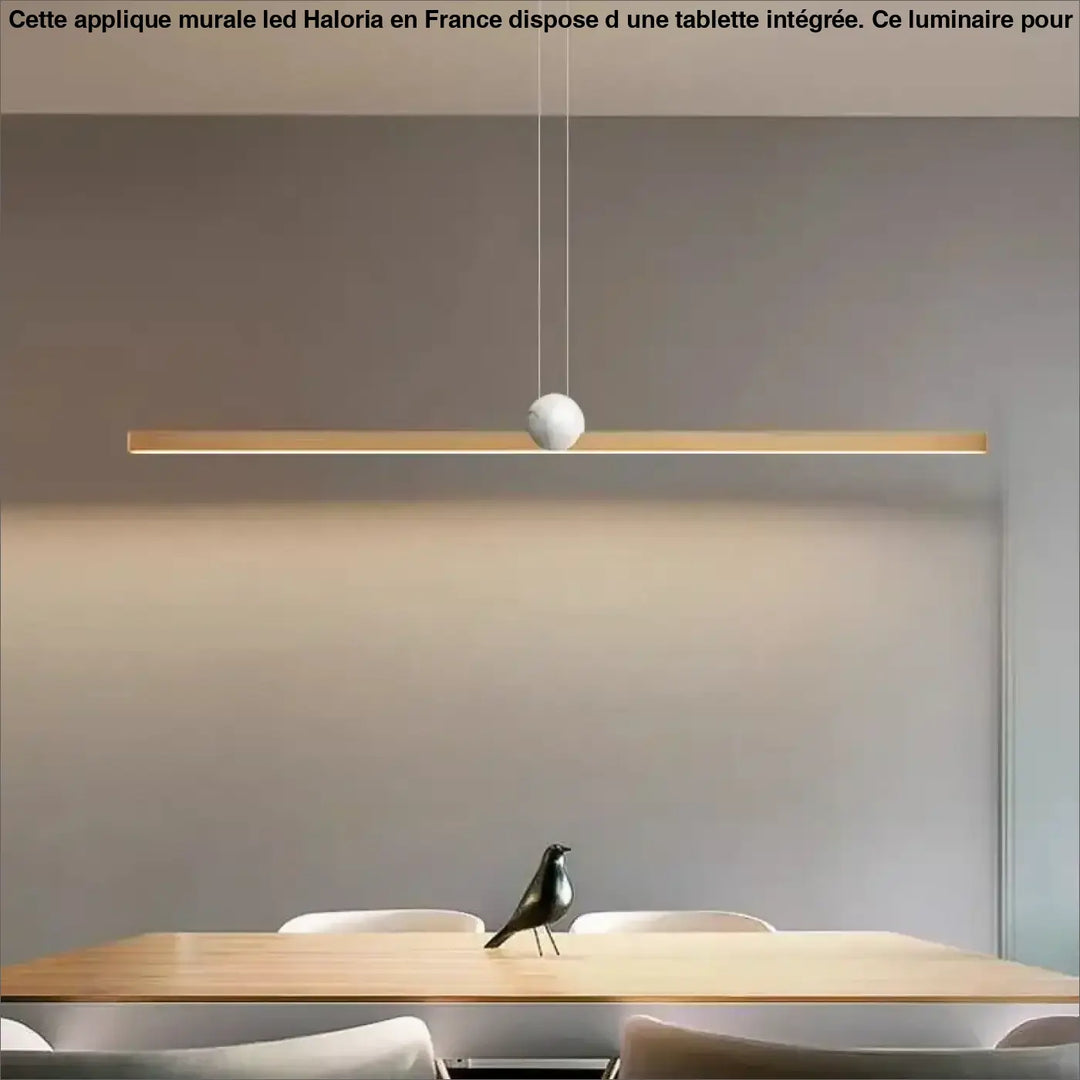 Suspension luminaire linire avec barre en bois épurée et accent sphérique blanc suspendu par des cordons fins