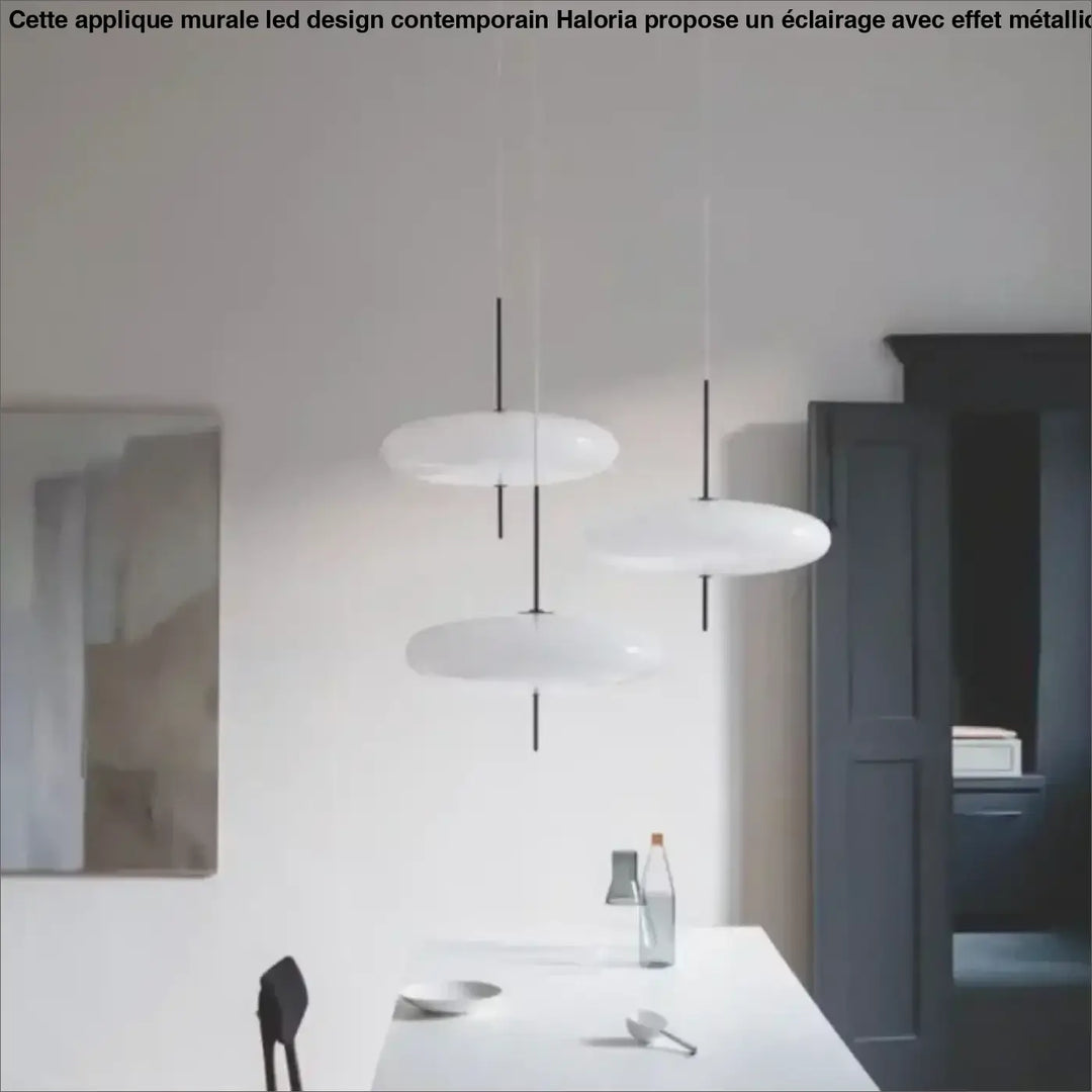 Suspension luminaire minimaliste blanca blanc en forme de disque avec tiges noires fines design sculptural idée cadeau