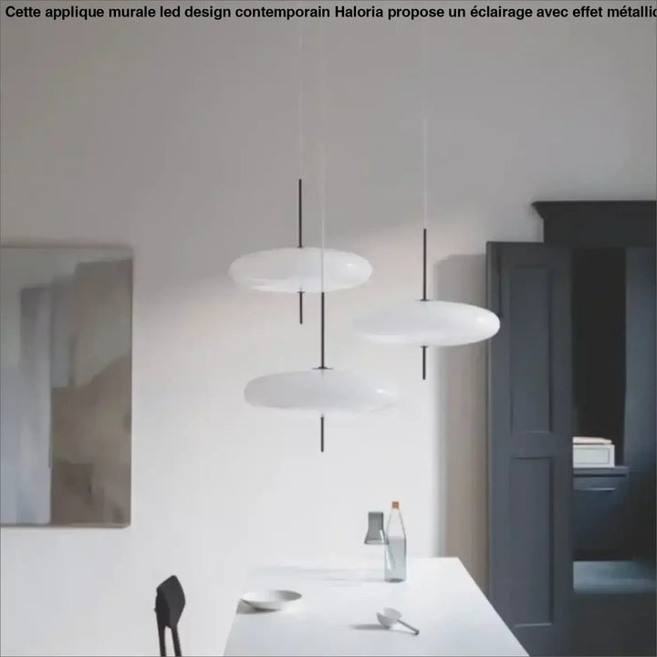 Suspension luminaire minimaliste blanca blanc en forme de disque avec tiges noires fines design sculptural idée cadeau