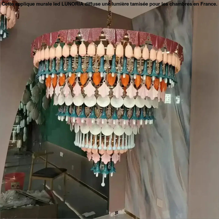 Suspension luminaire modora avec pampilles colorées en céramique pastel et accents métalliques l’esprit couture