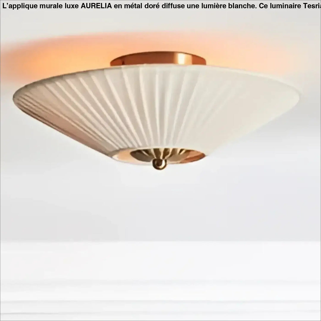 Suspension luminaire akeno avec luminaire plafonnier plissée en verre blanc et accents en metal laiton