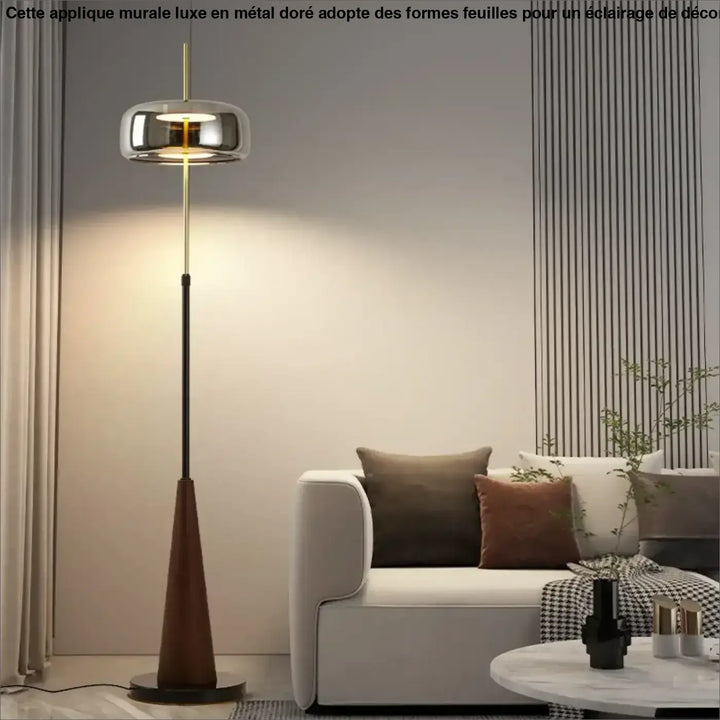 Lampadaire design rétro en bois et abat jour chromé élégant