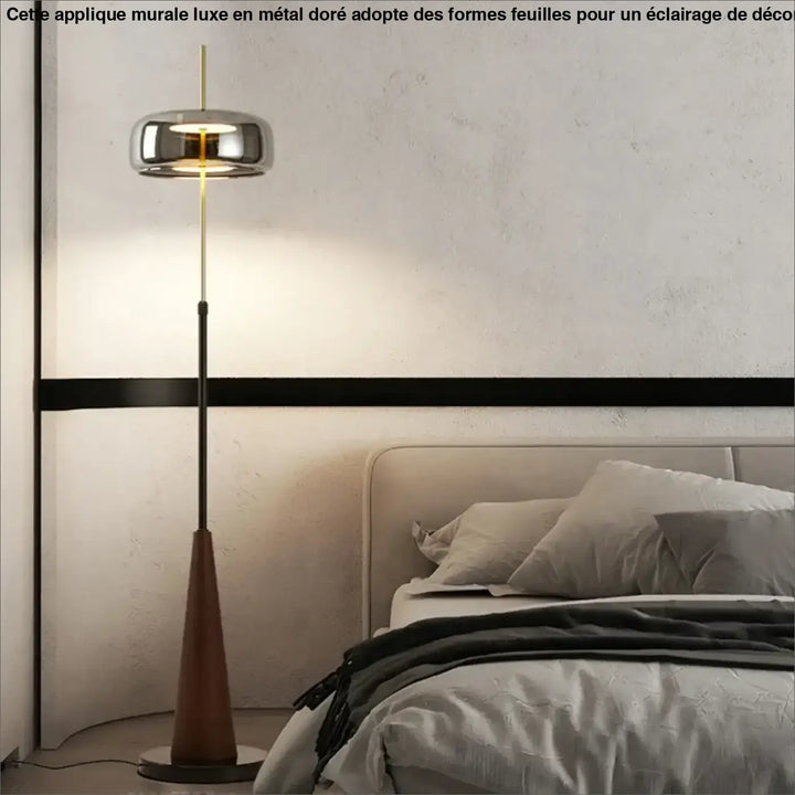 Lampadaire design rétro en bois et abat jour chromé élégant
