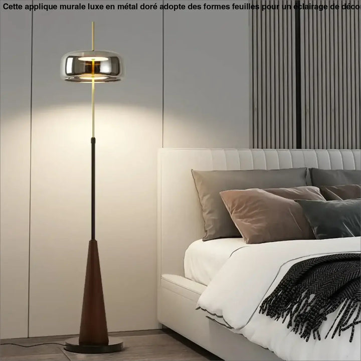 Lampadaire design rétro en bois et abat jour chromé élégant