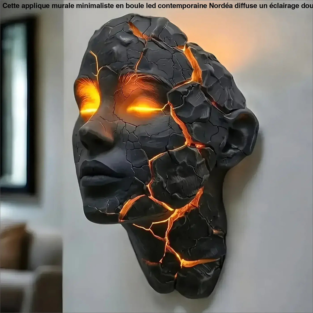 Applique murale sculpturale visage fissuré ambre noir chic