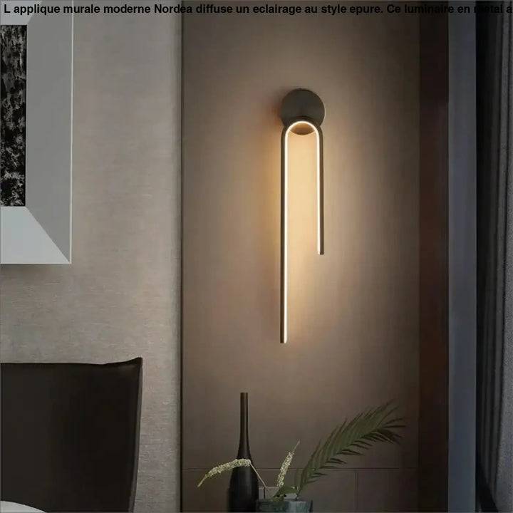 Applique murale moderne nordéa avec cadre métallique incurvé et éclairage d ambiance chaleureux au style épuré