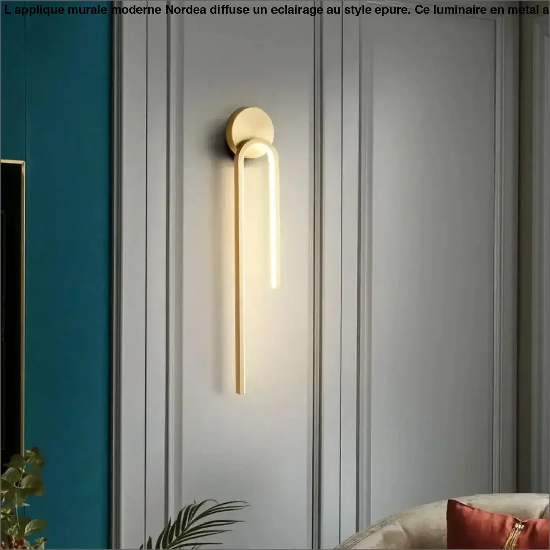 Applique murale moderne nordéa en métal doré avec tube lumineux vertical minimaliste et base circulaire élégante