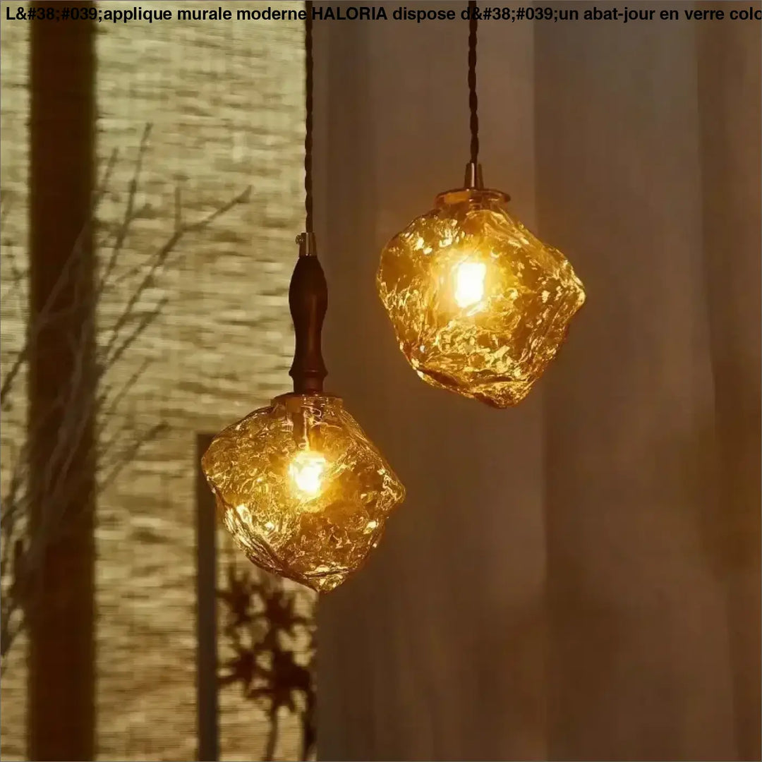 Suspension luminaire en verre ambré texturé et détail bois élégant