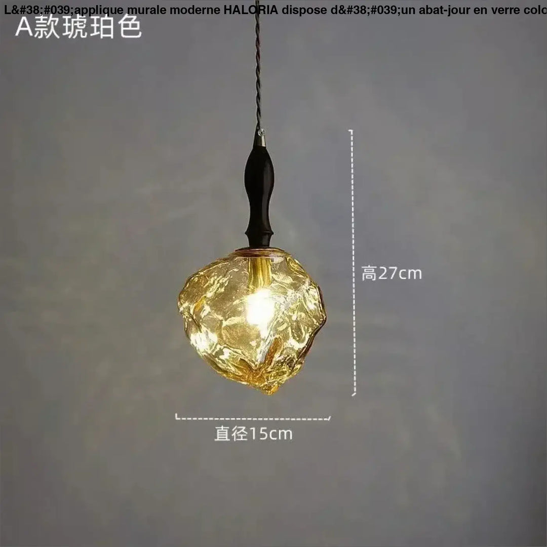Suspension luminaire en verre ambré texturé et détail bois élégant