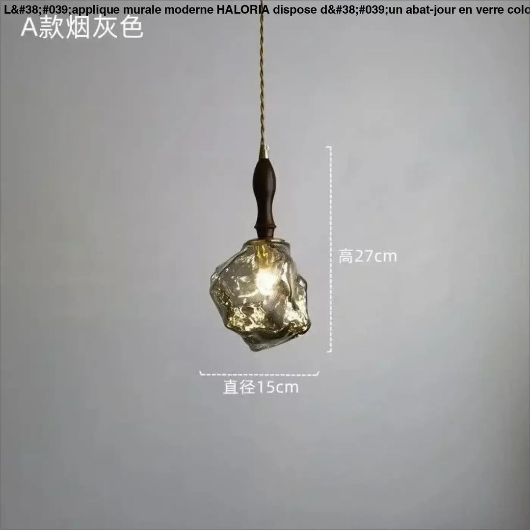 Suspension luminaire en verre ambré texturé et détail bois élégant