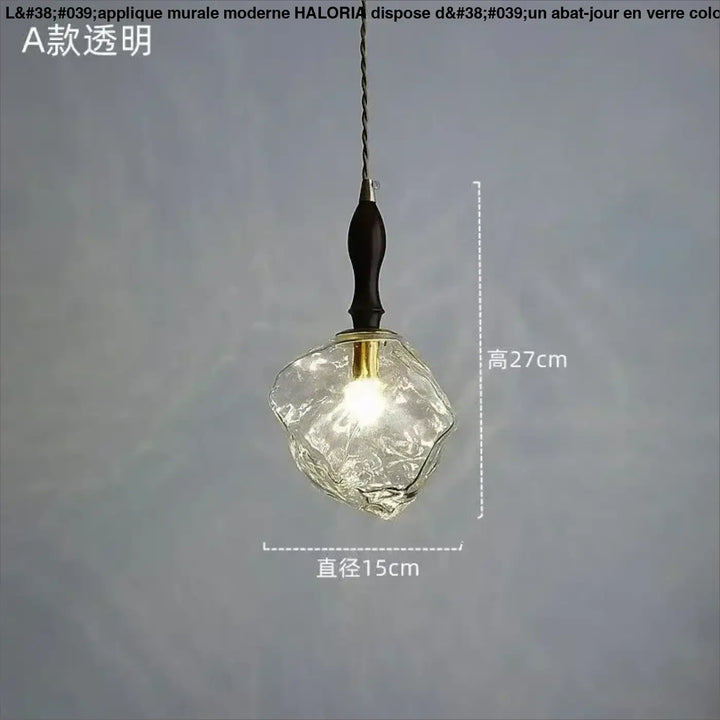 Suspension luminaire en verre ambré texturé et détail bois élégant
