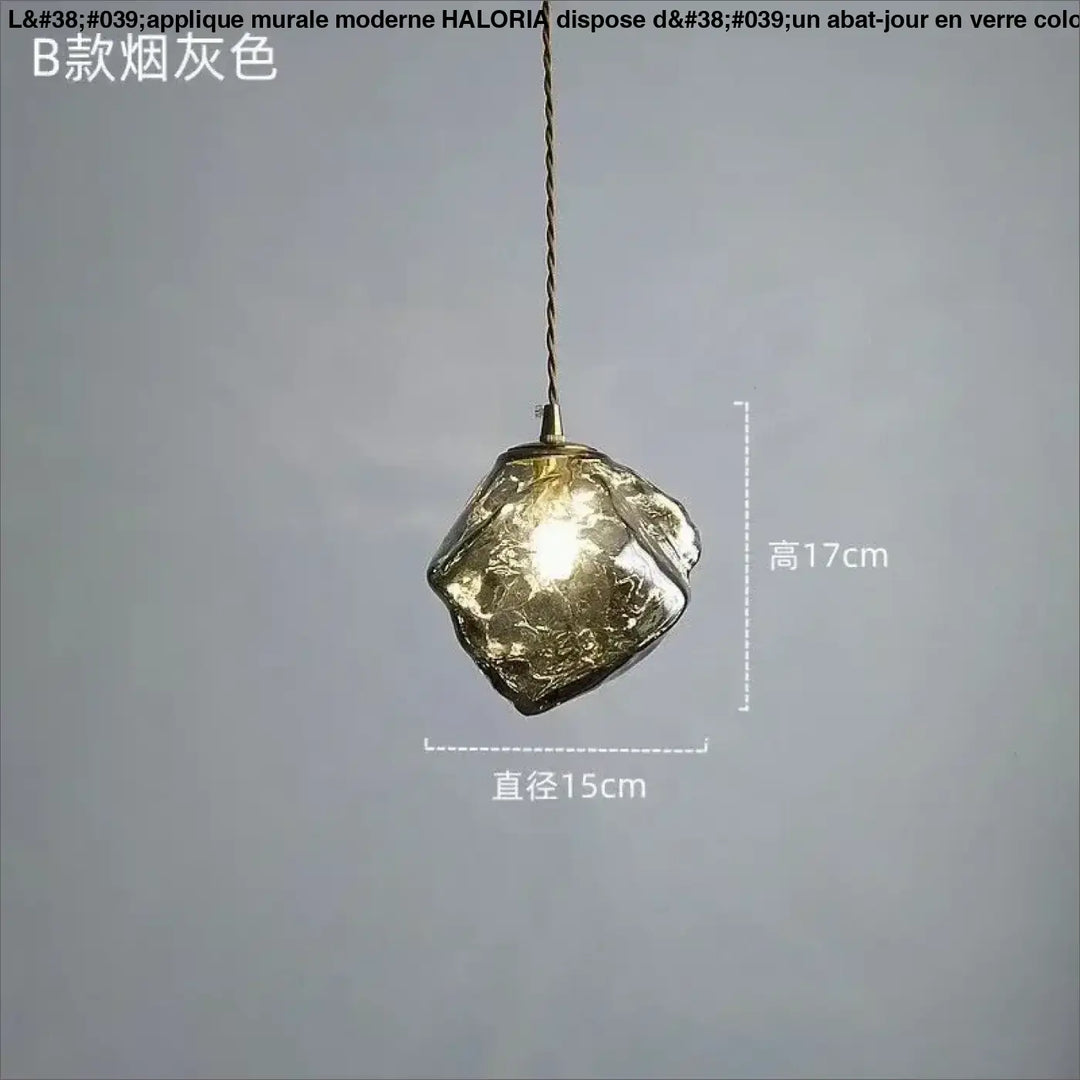 Suspension luminaire en verre ambré texturé et détail bois élégant