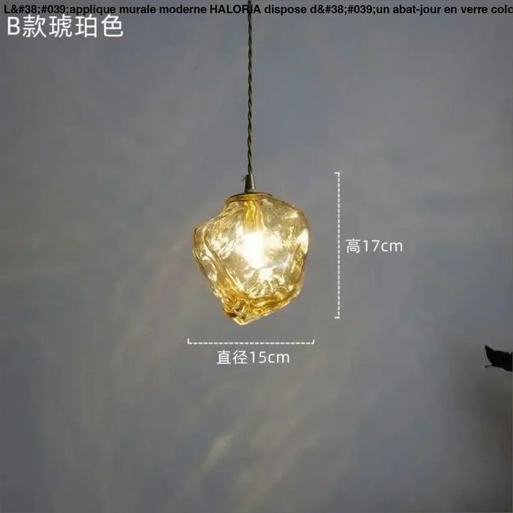Suspension luminaire en verre ambré texturé et détail bois élégant
