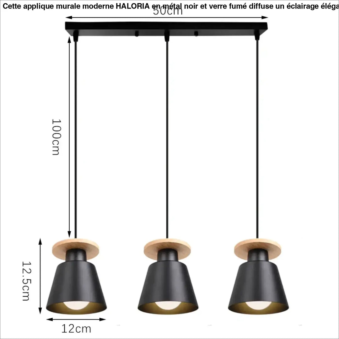 Applique murale moderne en métal noir avec trois abat-jours coniques mat et disque en bois suspendus