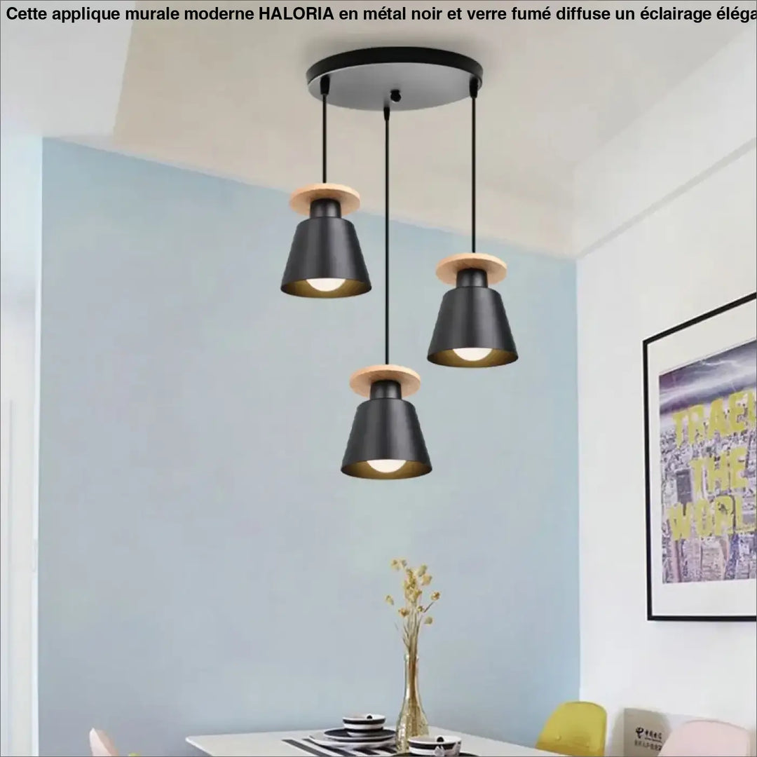 Applique murale moderne avec suspensions coniques noires et accents en bois pour un éclairage intérieur élégant