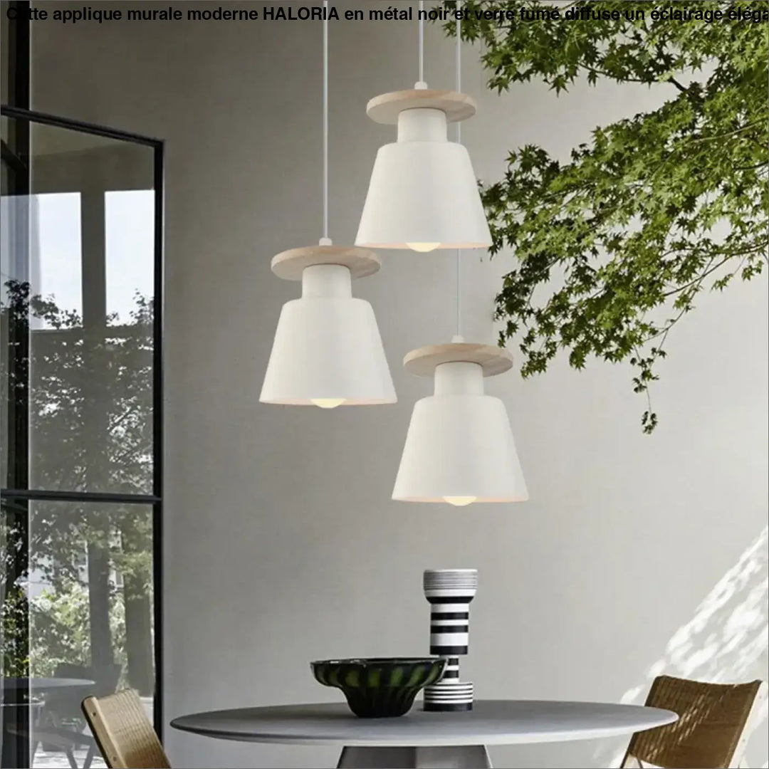 Trois appliques murales modernes blanches avec accents en bois suspendues au plafond dans un style murale moderne