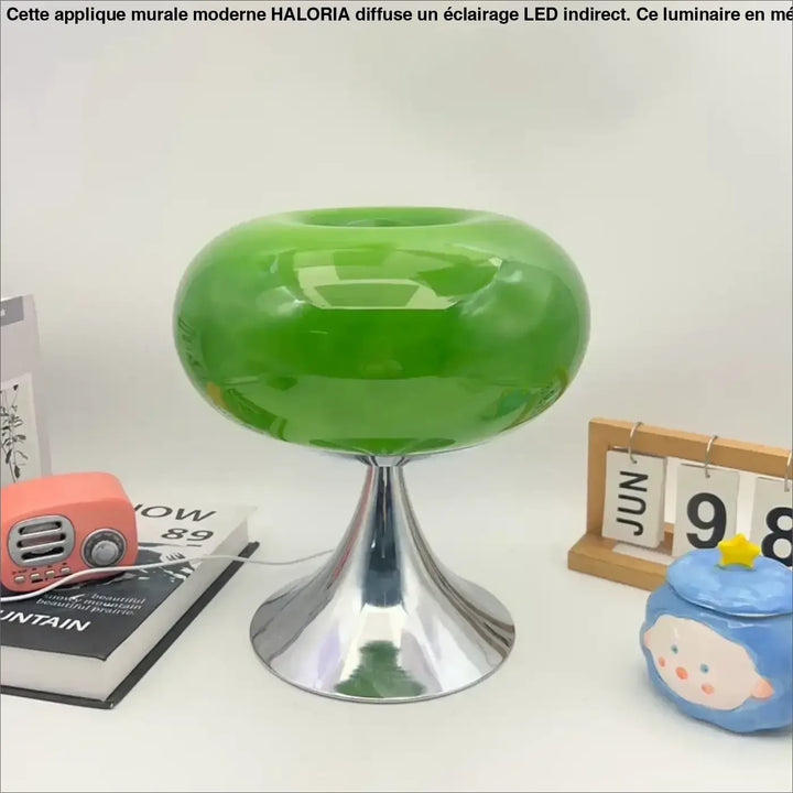 Lampe de chevet jupi en verre vert vibrant avec socle chrome élégant pour décoration intérieure au design vintage
