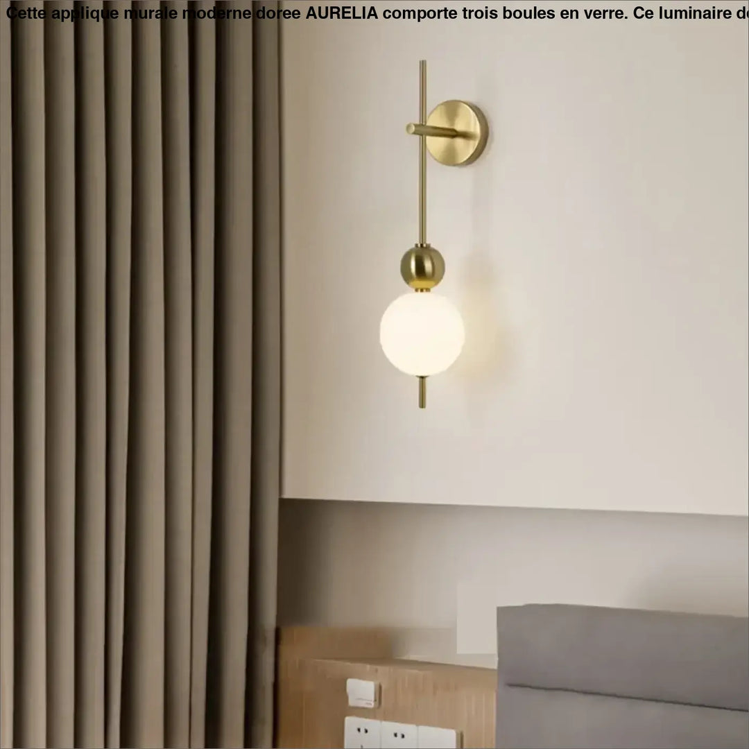 Applique murale moderne dorée pour chambre avec 3 boules

