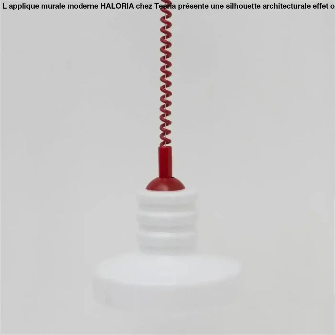 Bouteille en plastique blanche avec cordelette rouge en spirale pour suspension luminaire design solune en verre opalin