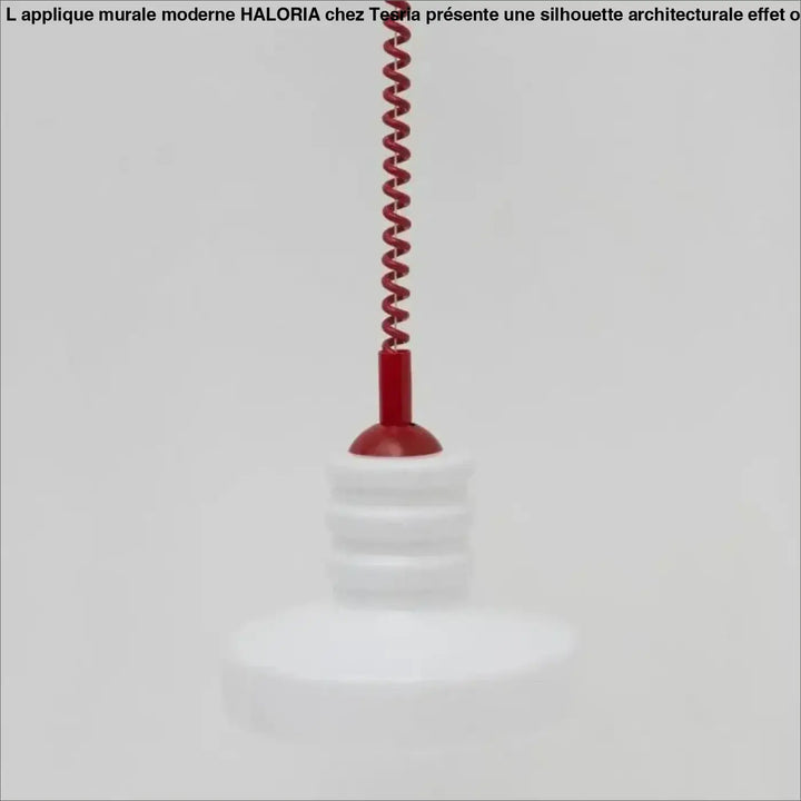 Bouteille en plastique blanche avec cordelette rouge en spirale pour suspension luminaire design solune en verre opalin