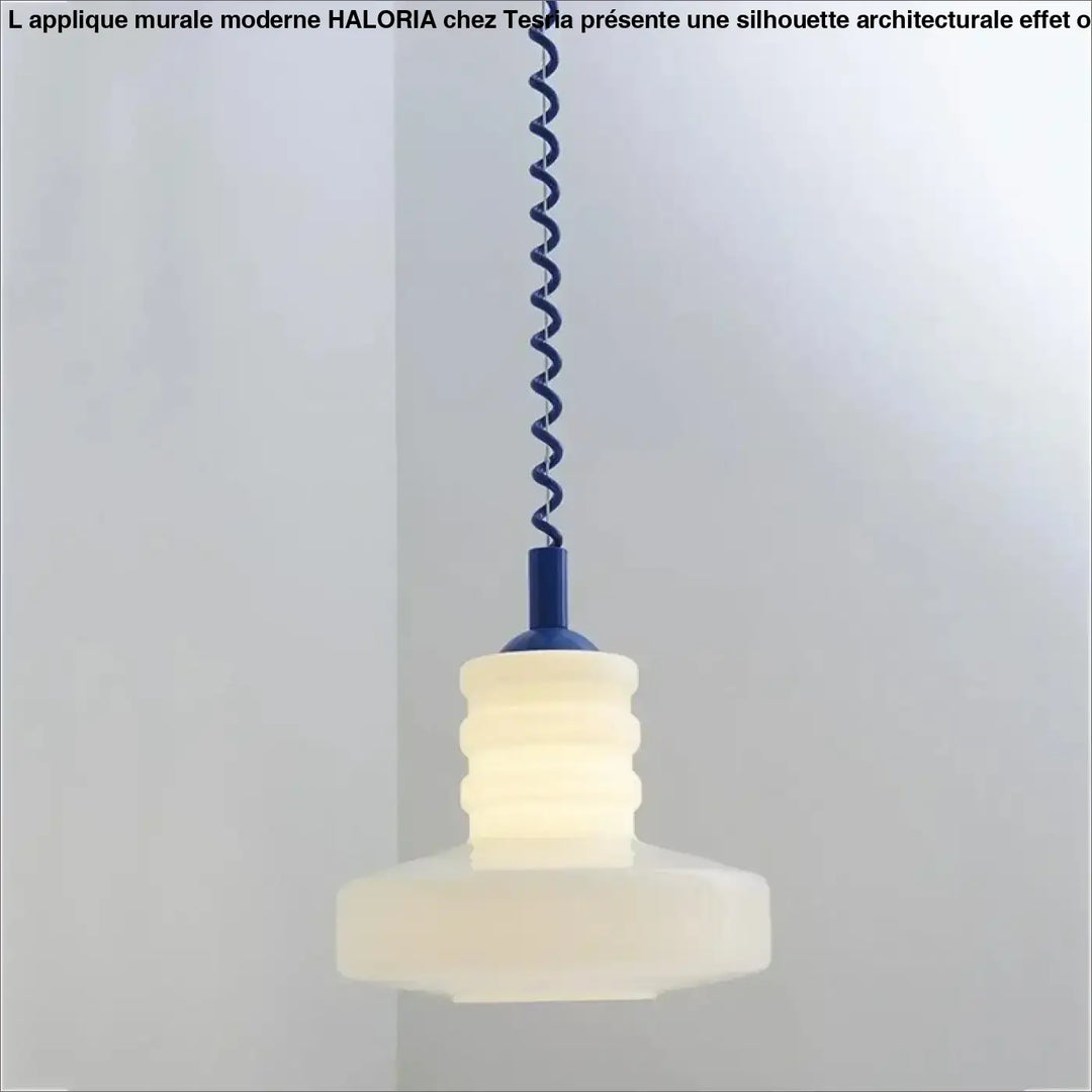 Suspension luminaire solune avec verre opalin blanc givré cannelé et chaîne métallique torsadée bleu marine moderne design suspension luminaire