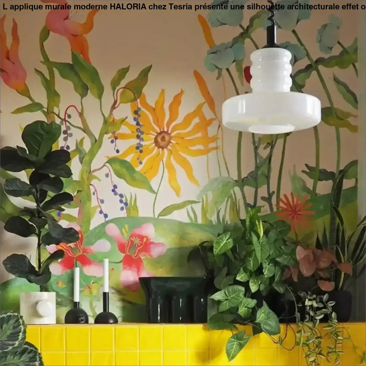 Suspension luminaire solune en céramique blanche avec design cannelé et verre opalin suspendue au-dessus d’un comptoir jaune