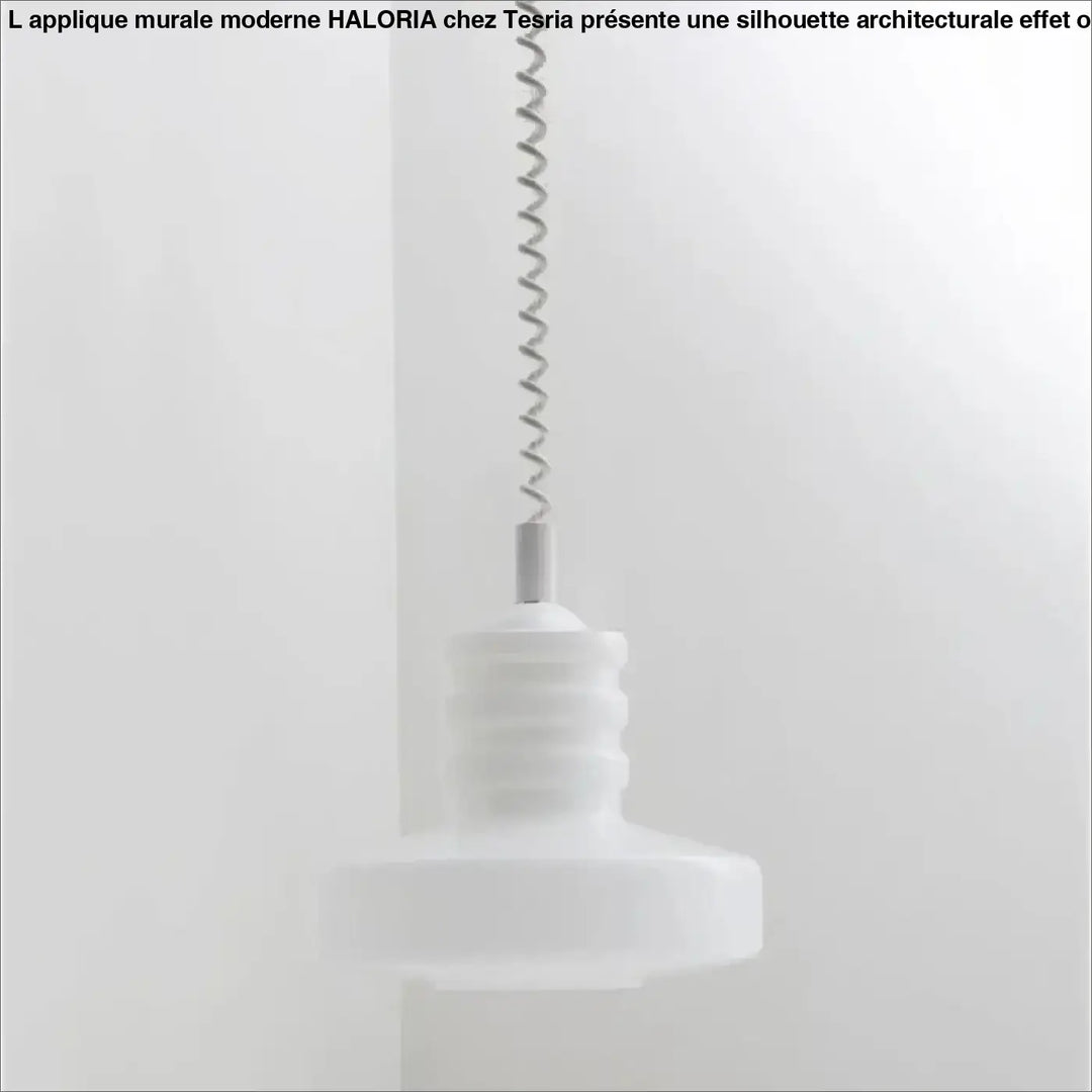 Suspension luminaire solune en verre opalin blanc givré avec design minimaliste en étages et cordon métallique spiralé