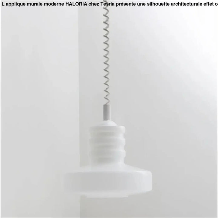 Suspension luminaire solune en verre opalin blanc givré avec design minimaliste en étages et cordon métallique spiralé