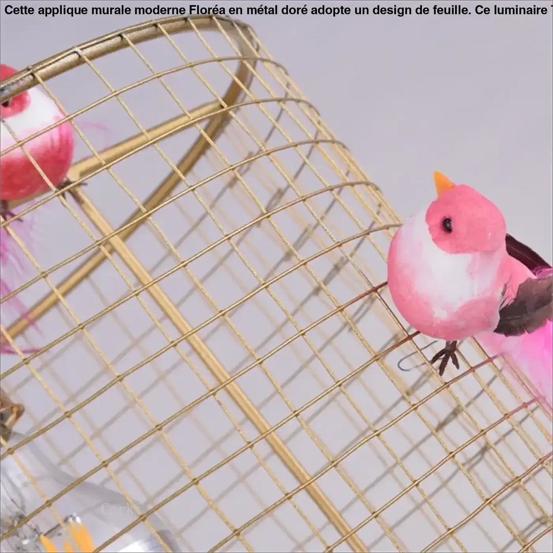 Suspension luminaire cage dorée avec oiseaux décoratifs chic