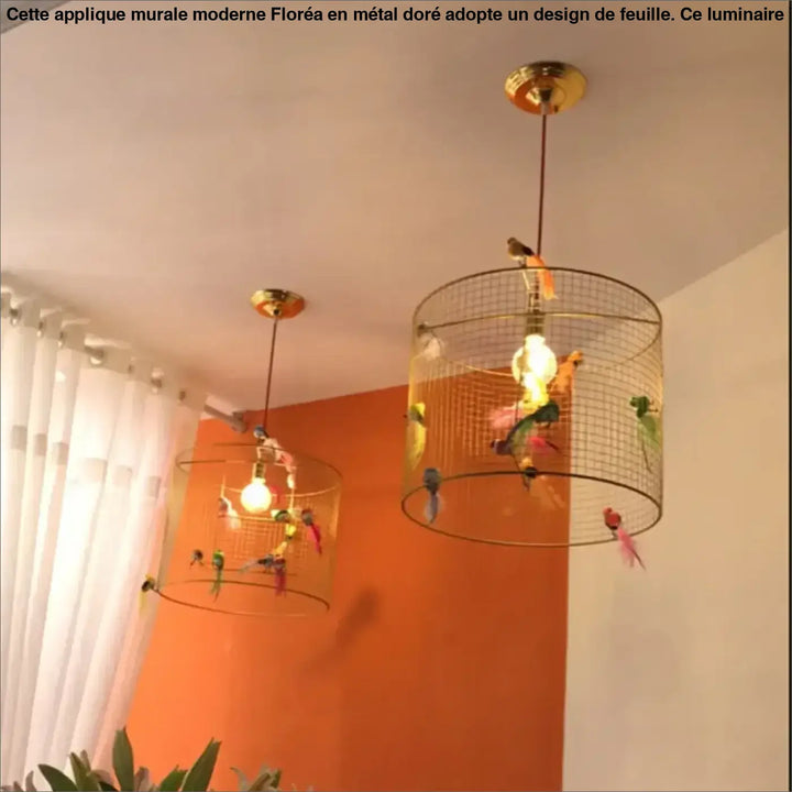 Suspension luminaire cage dorée avec oiseaux décoratifs chic