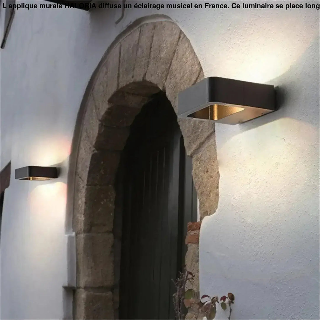 Applique murale noire moderne rectangulaire avec intérieur doré idéale long d’un couloir ou autour d’un miroir haloria