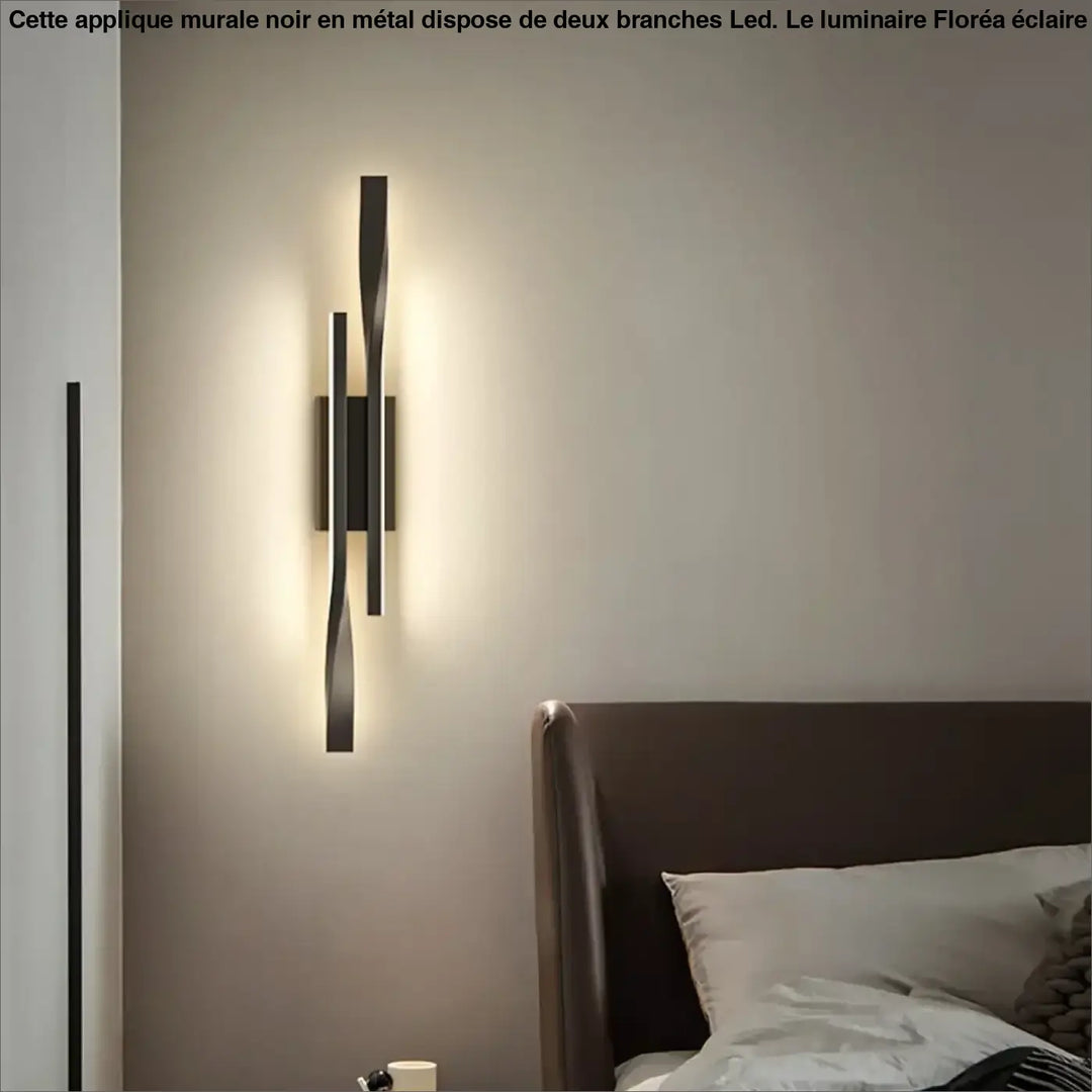 Applique murale noir floréa avec deux branches en led et barres verticales sculpturales diffusant une lumière ambiante chaleureuse