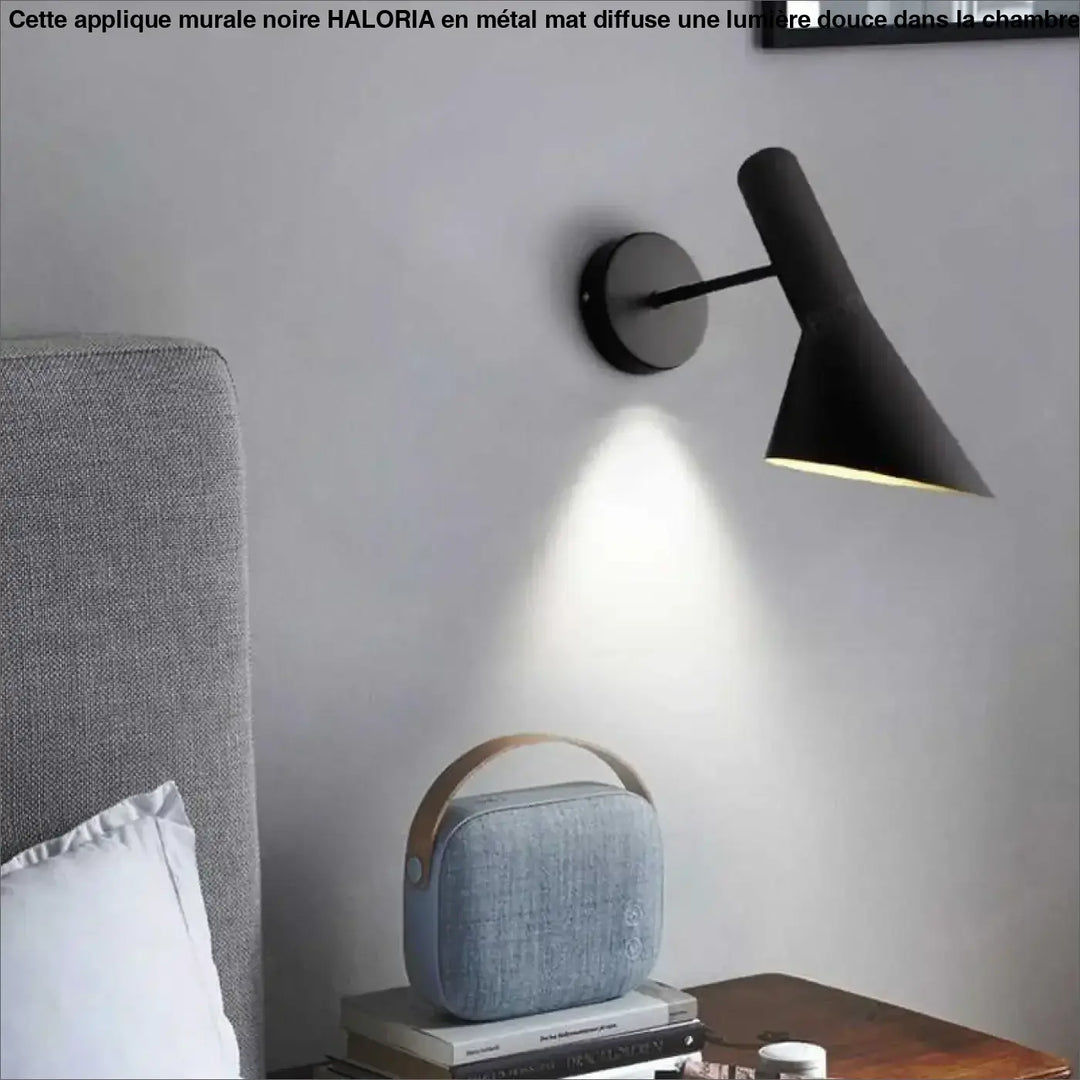 Applique murale noire HALORIA avec abat-jour conique mat, idéale pour murale noire chambre moderne et élégante