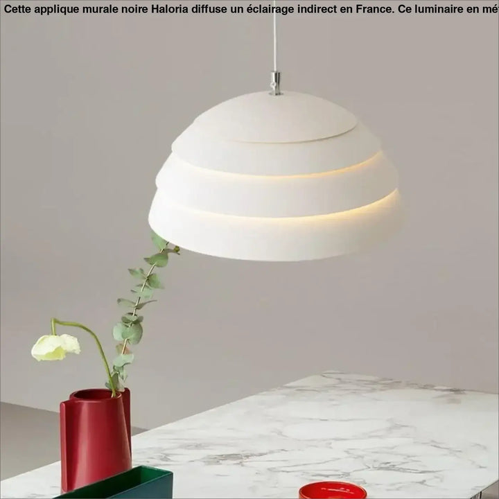 Applique murale noire haloria avec design moderne en étages blancs et éclairement doux et élégant