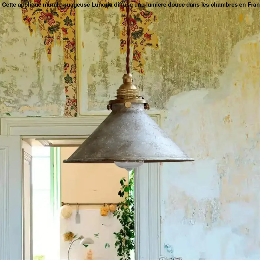 Suspension luminaire ristike en métal texturé avec abat-jour conique vieilli et fixation ton laiton style atelier ancien