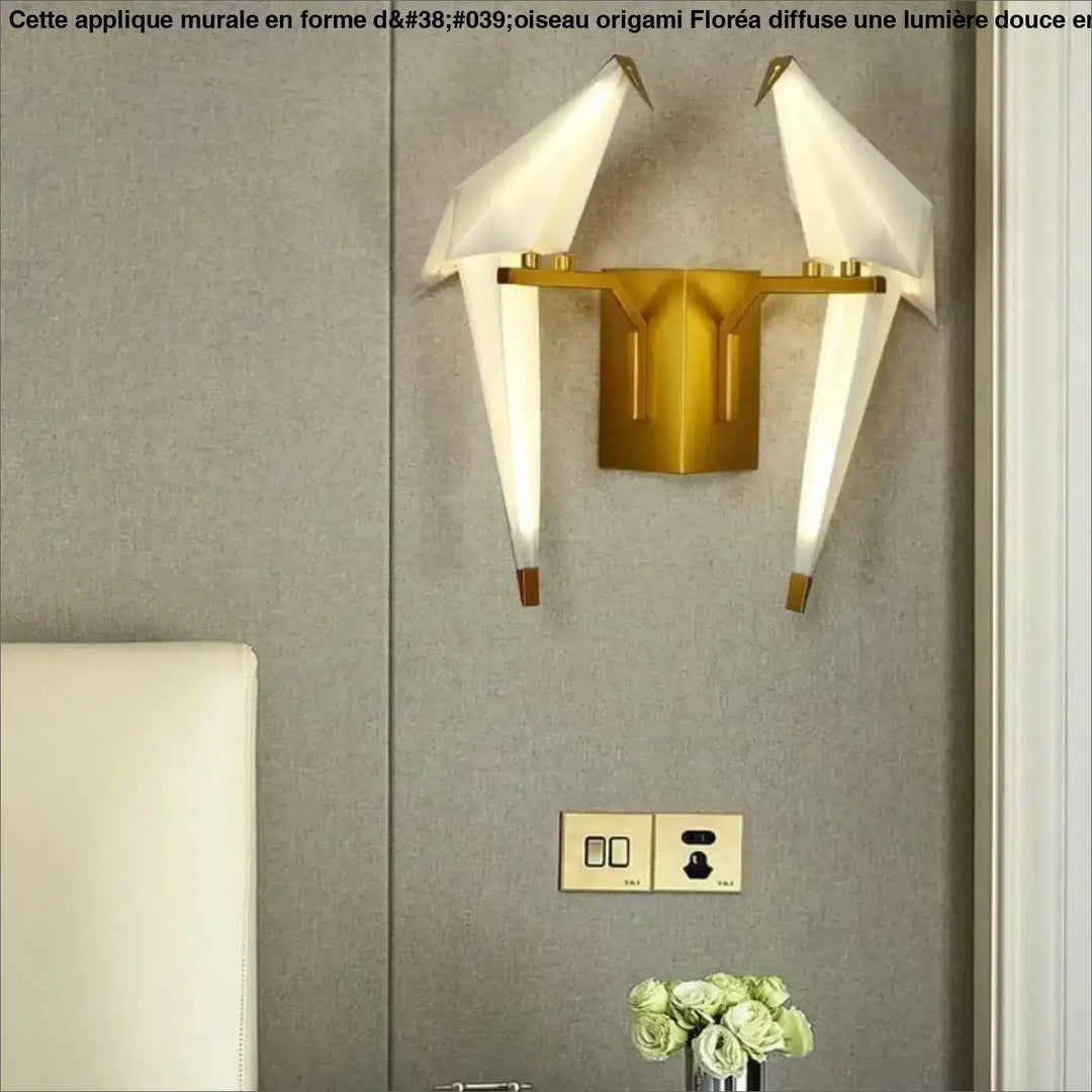 Applique murale floréa en ton or avec deux luminaires blancs en forme de cigogne origami idéale long d’un couloir ou autour d’un miroir