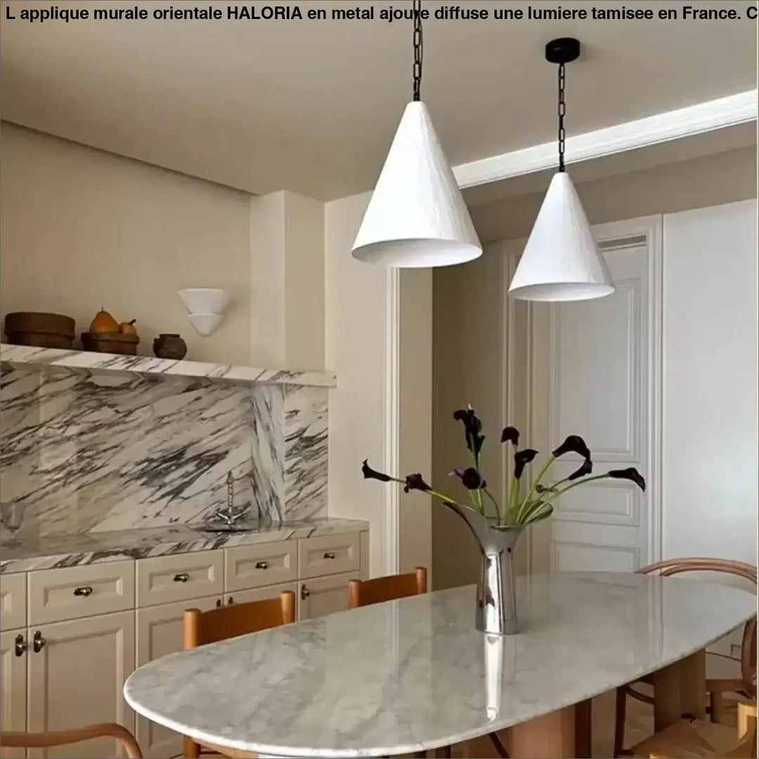 Suspension luminaire halia avec luminaire conique design blanc suspendu par chaîne noire au-dessus de la table à manger