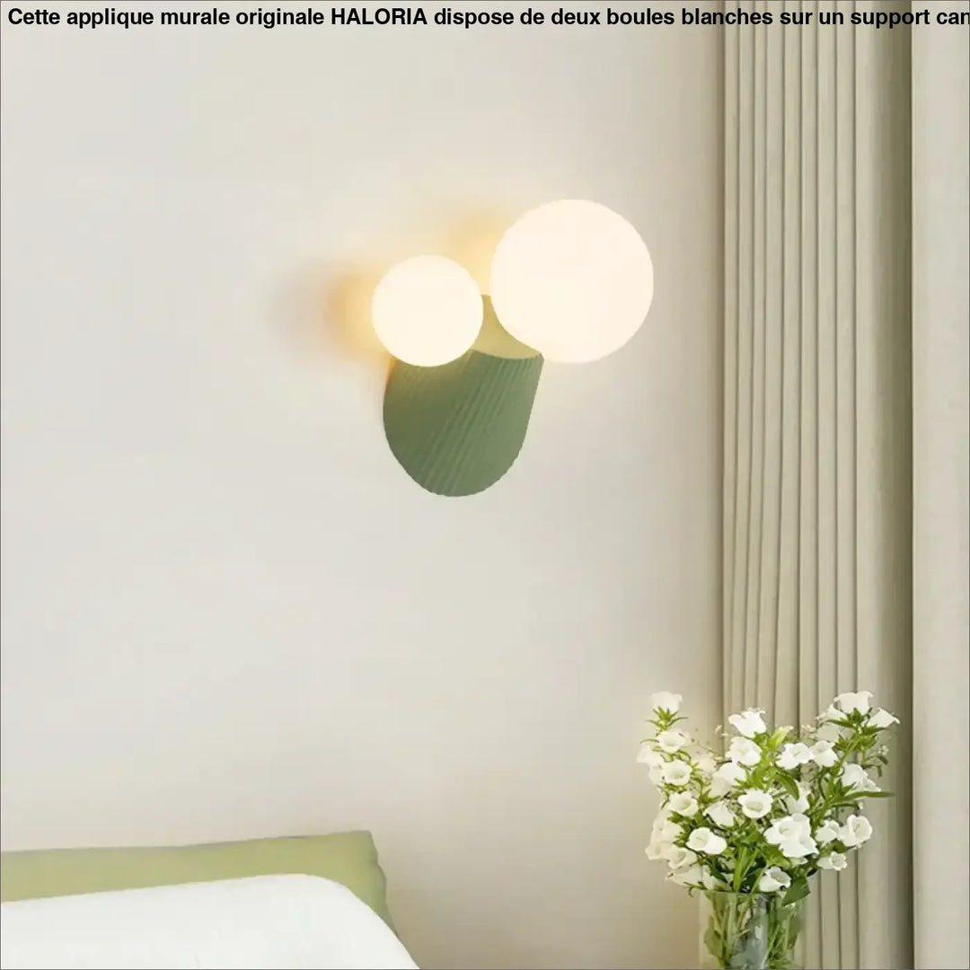 Applique murale original avec support canelé et 2 boules blanches

