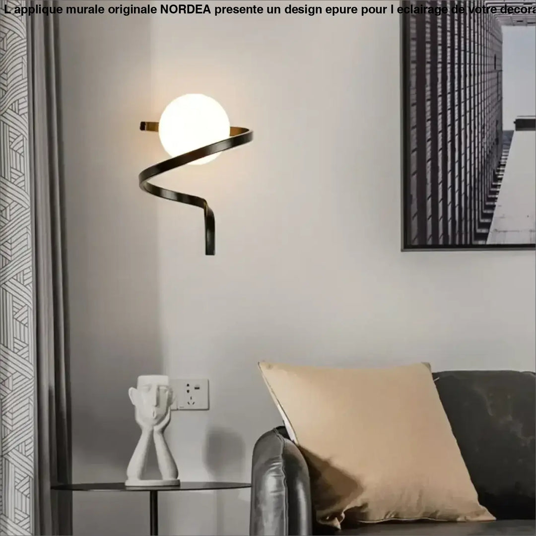 Applique Murale Originale Au Design Épuré En Verre
