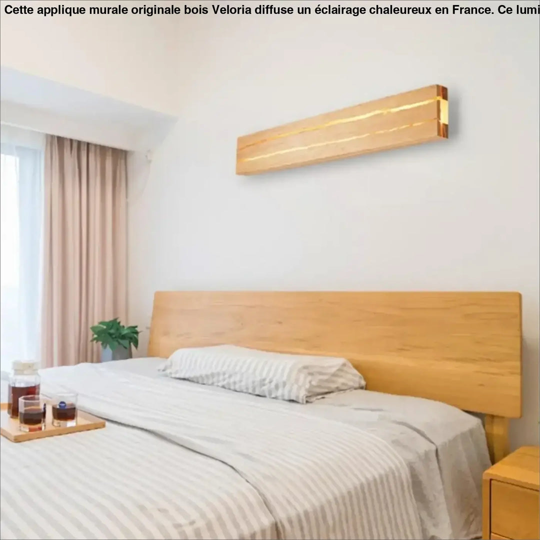Applique murale originale bois en bois clair avec une douce lueur dorée signée veloria