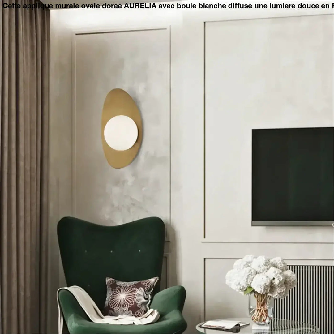 Applique Murale Ovale Dorée Avec Une Boule Blanche
