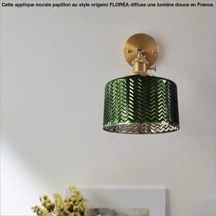 Applique Murale Doré À L’Abat-Jour En Verre Vert Élégante