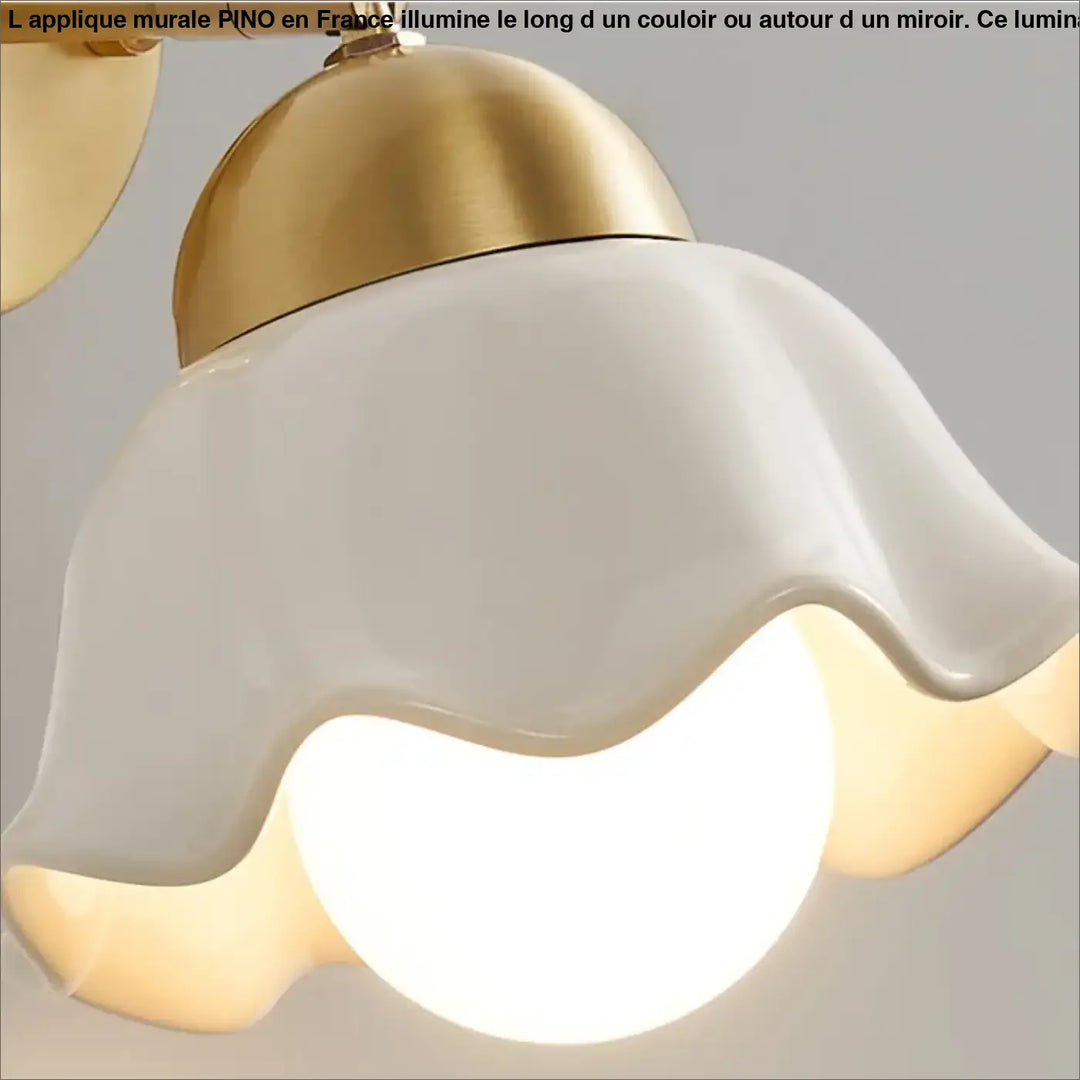 Applique murale pino en céramique blanche avec design ondulé et fixation métal doré idéale long d’un couloir ou autour d’un miroir