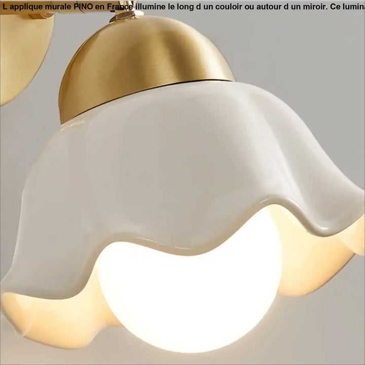 Applique murale pino en céramique blanche avec design ondulé et fixation métal doré idéale long d’un couloir ou autour d’un miroir